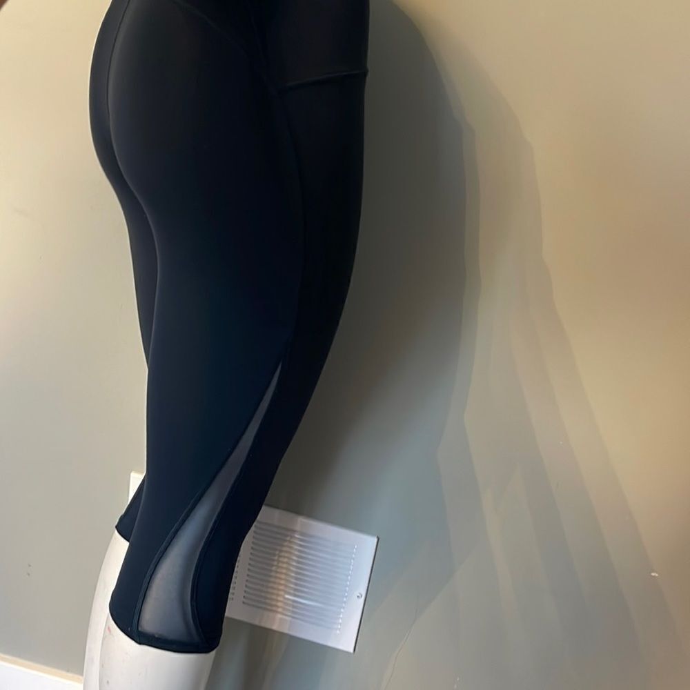 Lululemon size 6 capris
